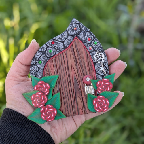 Puerta de Hadas con rosas rojas