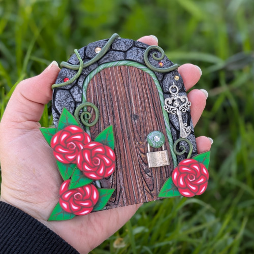 Puerta de Hadas con rosas rojas y...